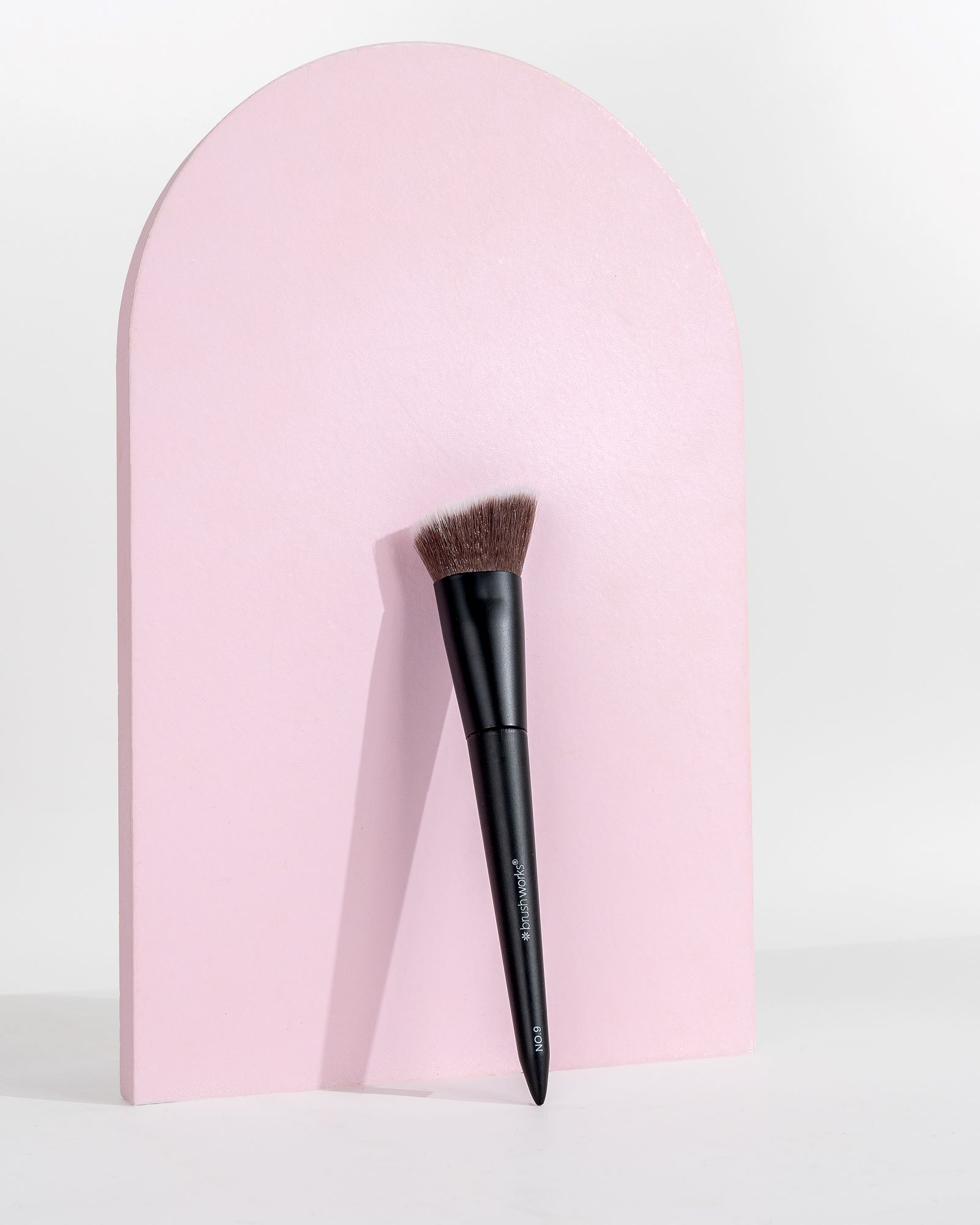BRUSHWORKS Angled Flat Top Foundation Buffing Brush, Bild 2 von 5
