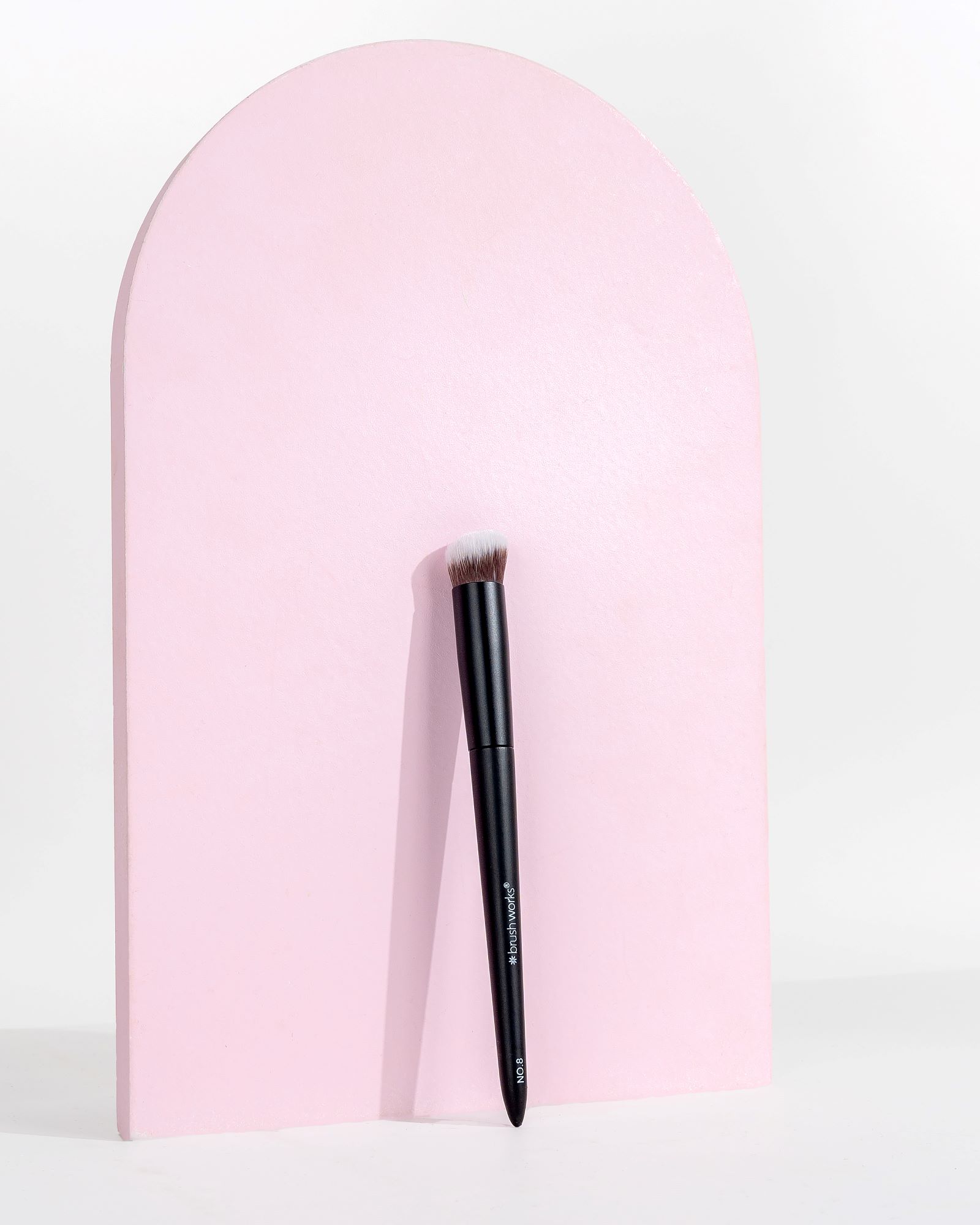 BRUSHWORKS Precise Angled Concealer Buffing Brush, Bild 3 von 5