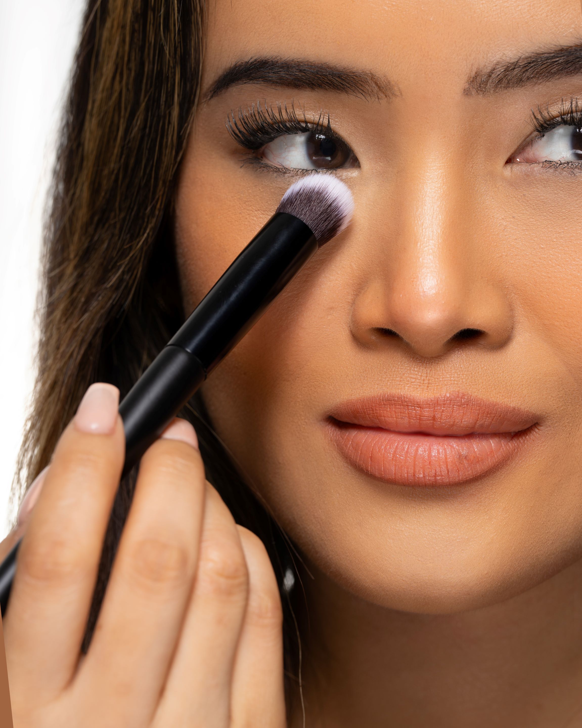 BRUSHWORKS Precise Angled Concealer Buffing Brush, Bild 4 von 5