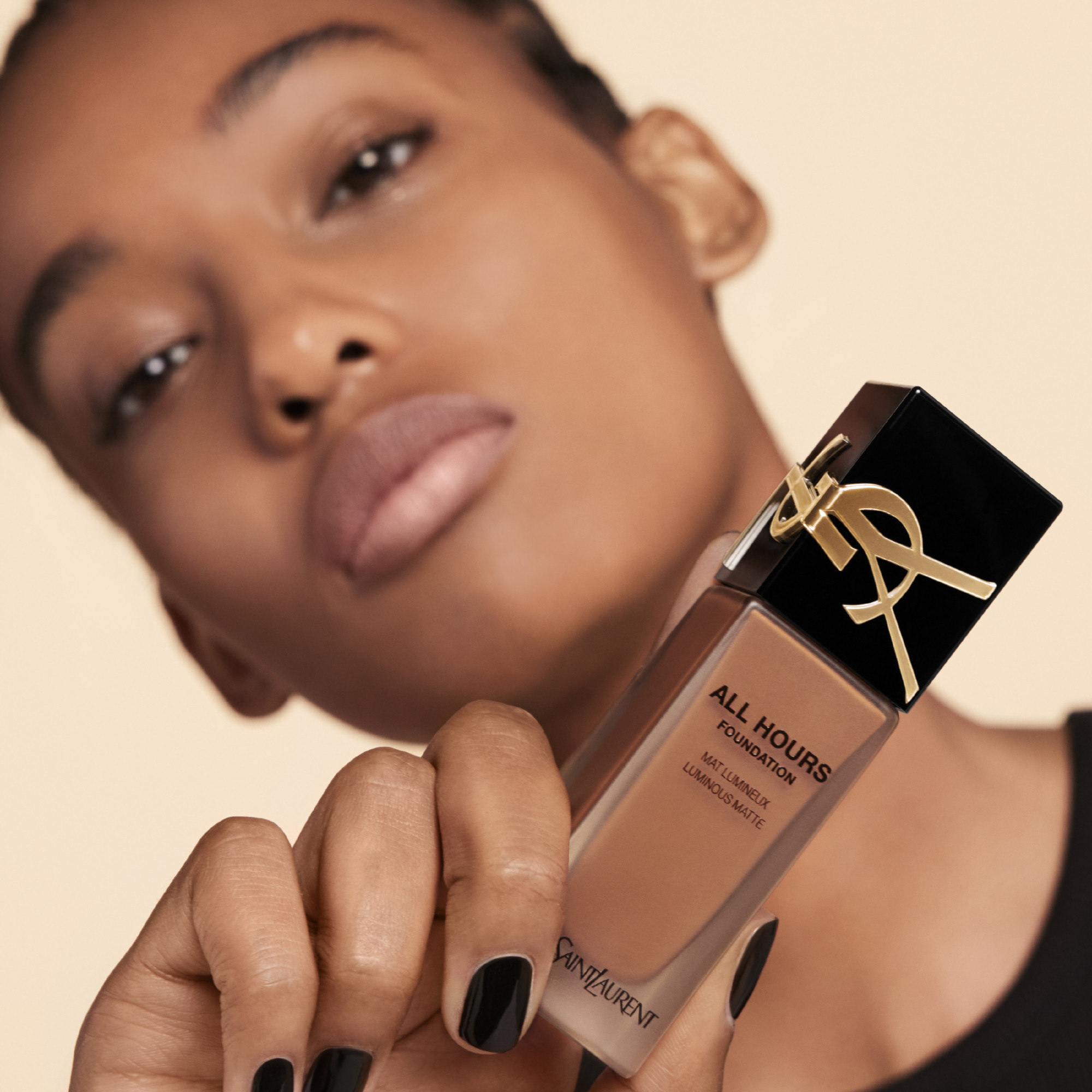 YVES SAINT LAURENT All Hours Foundation, Bild 5 von 5