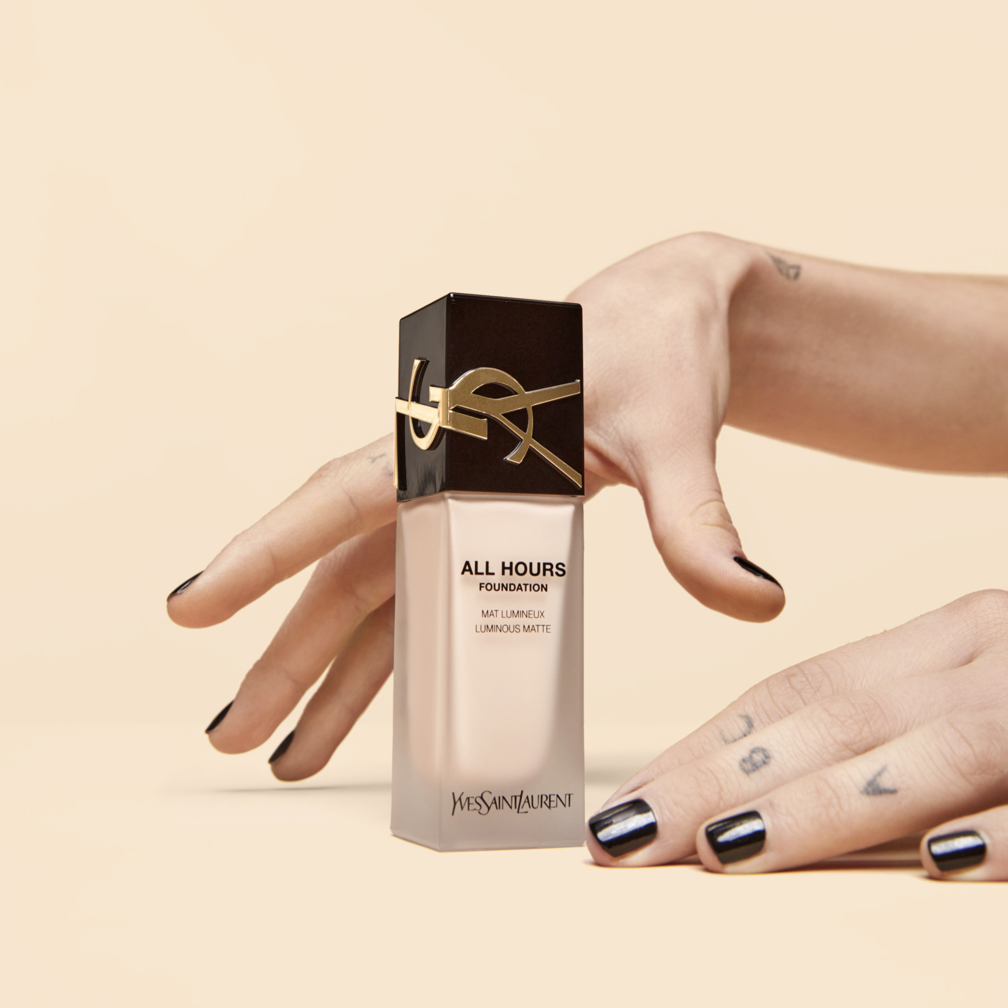 YVES SAINT LAURENT All Hours Foundation, Bild 3 von 5