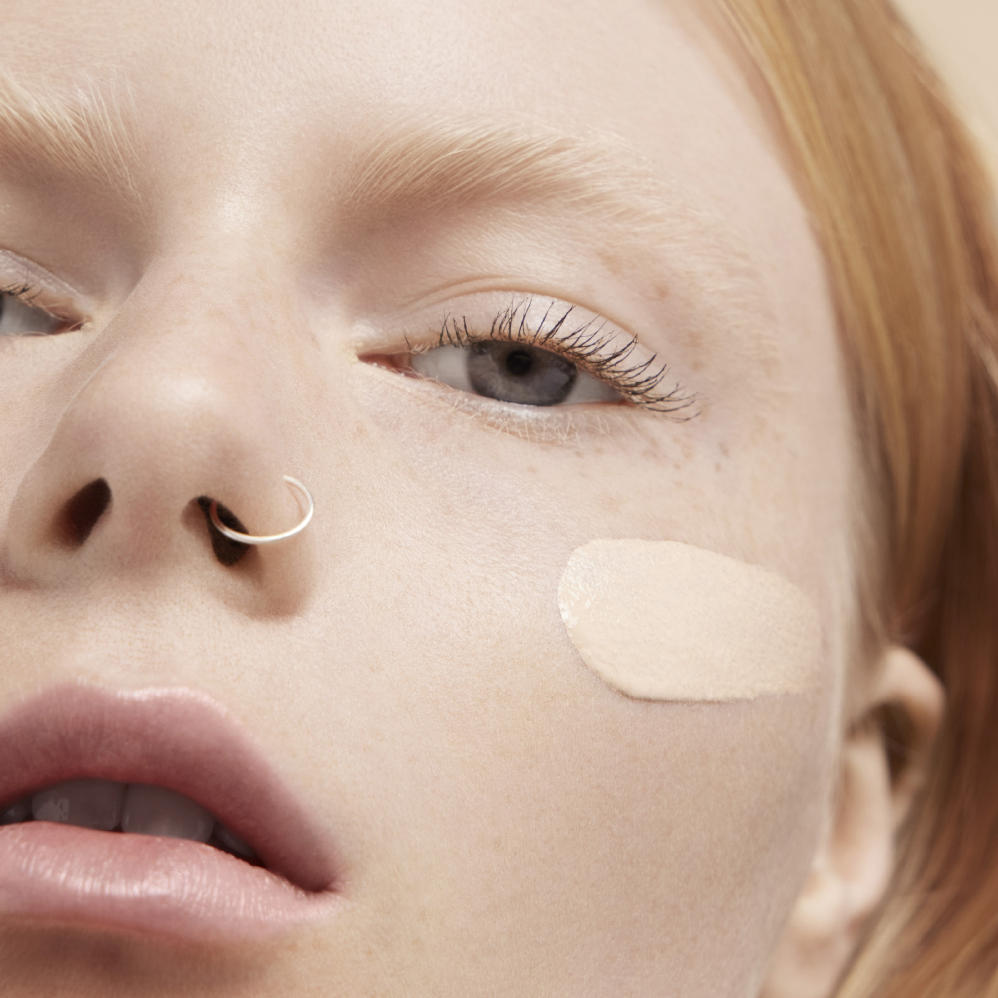YVES SAINT LAURENT All Hours Foundation, Bild 5 von 5